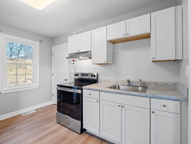 Building Photo - 2 Bedroom, 1 Bathroom newly renovated home for rent off Williamson Rd!