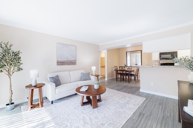 Building Photo - Welcome Home to Comfort and Convenience 2/2