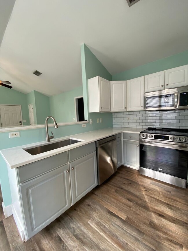 Building Photo - 3 bedroom, 2 bathroom Home in Hampstead