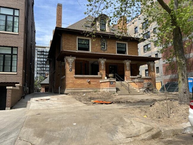 Building Photo - 1 bedroom in Chicago IL 60657
