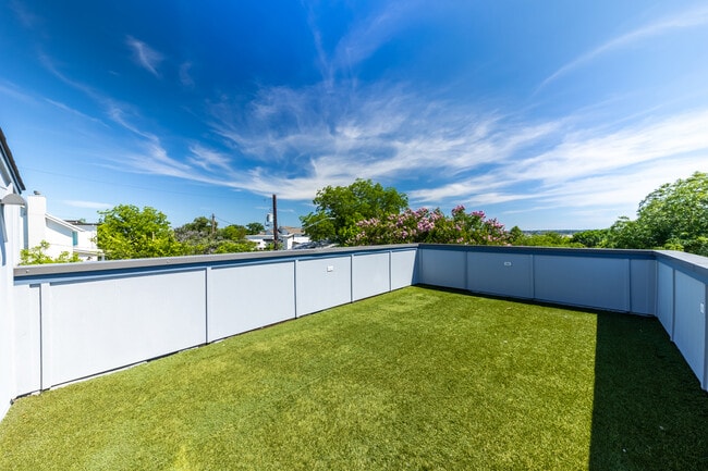 Building Photo - 2014 E 9th St