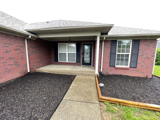 Building Photo - Beautiful Shelbyville Home For Rent
