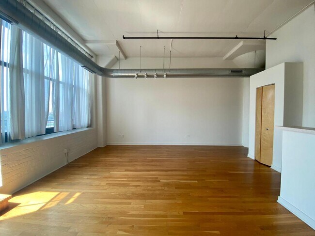 Building Photo - 1224 W Van Buren St