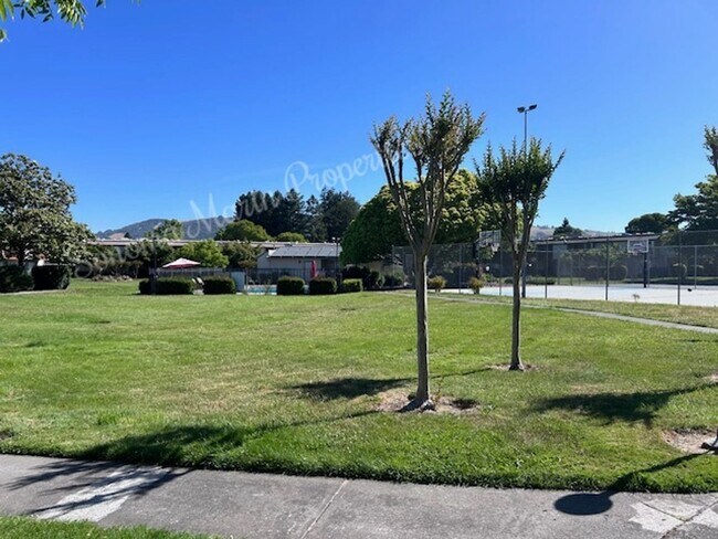 Building Photo - Spacious 2 bedroom, 1.5 bath condo in Ever...