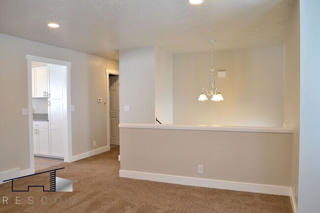 Building Photo - Main St Duplex