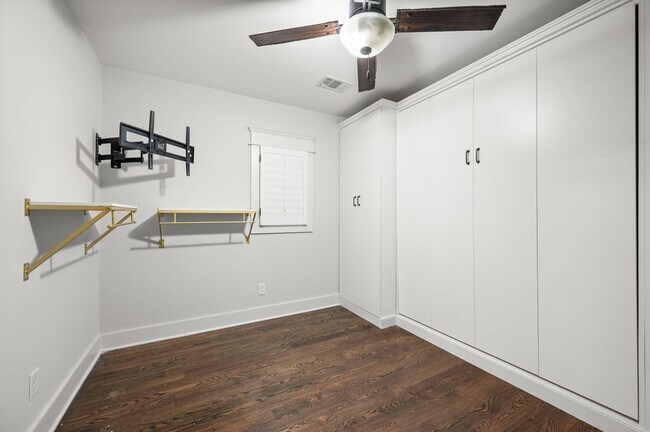 Building Photo - Awesome 3BR/3.5BA Craftsman Cottage in Che...