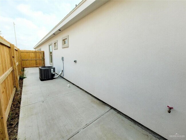 Building Photo - 19 Swallow Ave