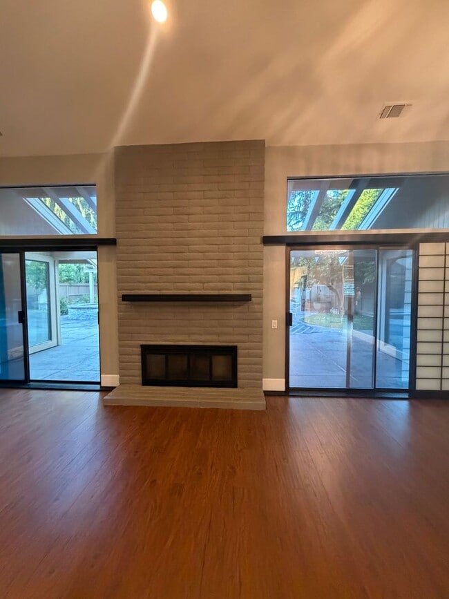 Building Photo - Gorgeous 3-Bedroom House in Gold River with pool