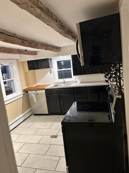 Building Photo - 303 Waterbury Hill Rd