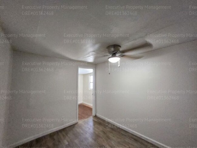 Building Photo - 3 bedroom/ 2 bathroom home