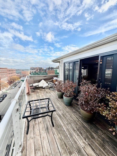 Building Photo - 480 Commercial St