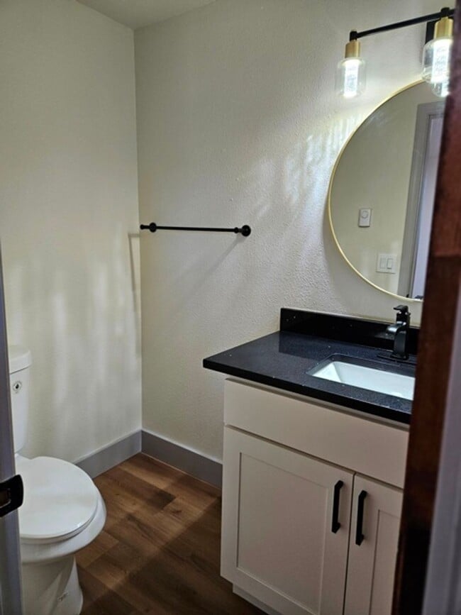 Building Photo - 3Bd/1.5Ba Single Story Home - For viewing!