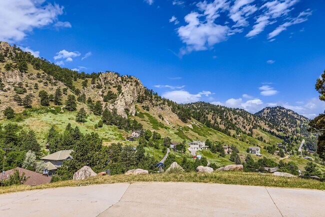 Building Photo - Stunning 4 BDR/2BA Mountain Retreat