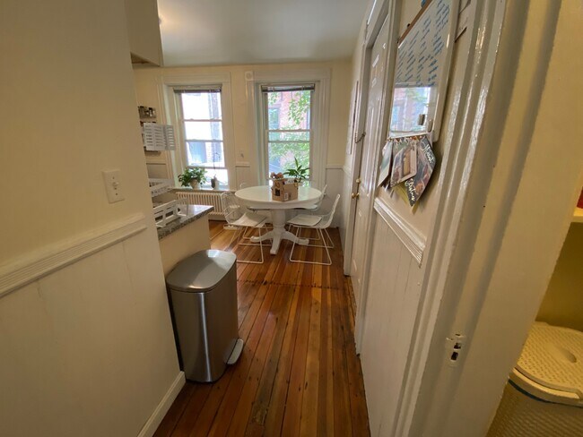 Building Photo - 53 Joy St