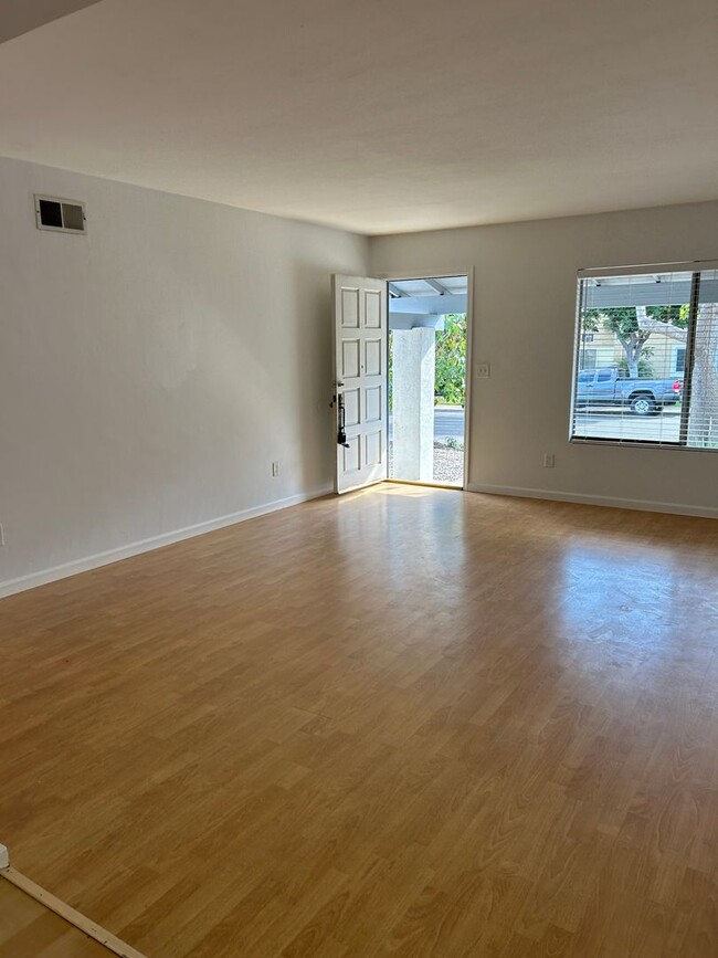 Building Photo - Poway 3 Br 2 ba - Central location - EZ Fr...