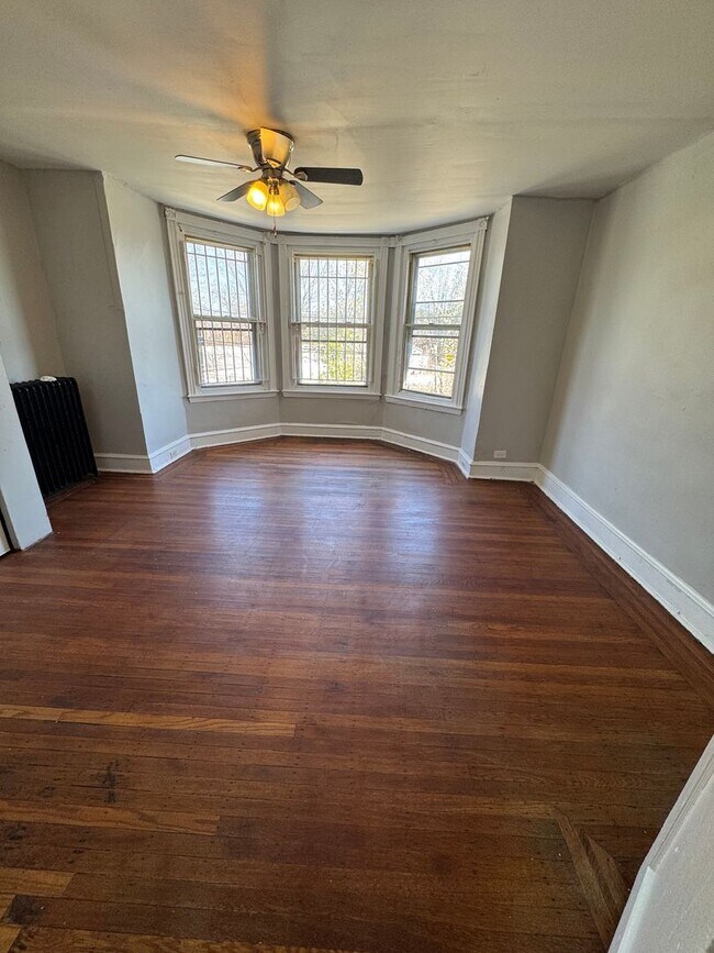 Building Photo - Charming 3BR Home with Private Fenced Yard  Cozy Comfort