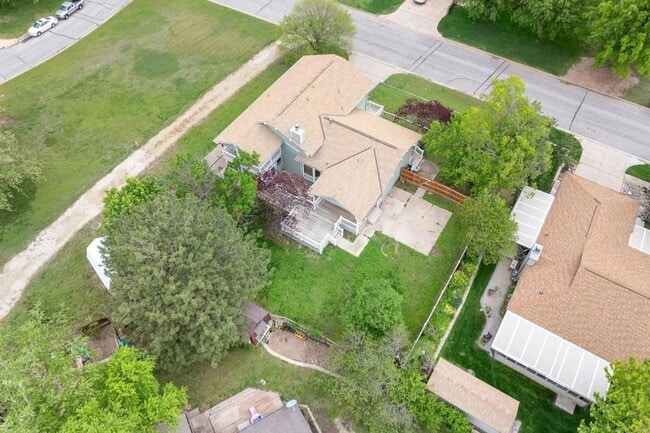 Building Photo - HUGE 4 Bedroom, 3.5 Bathroom!