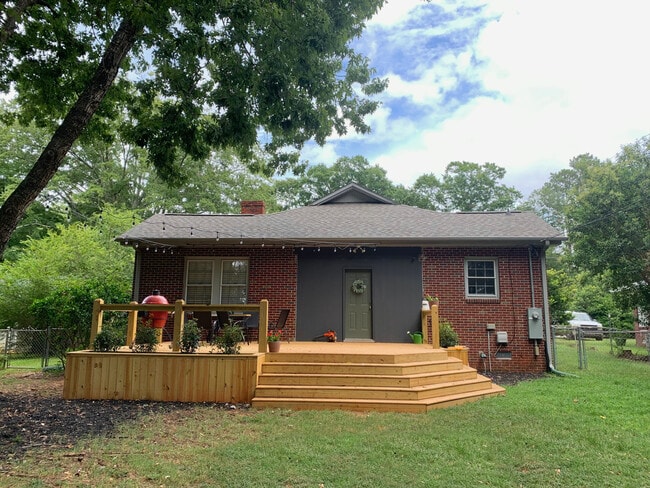 Building Photo - 2407 Lane Ave