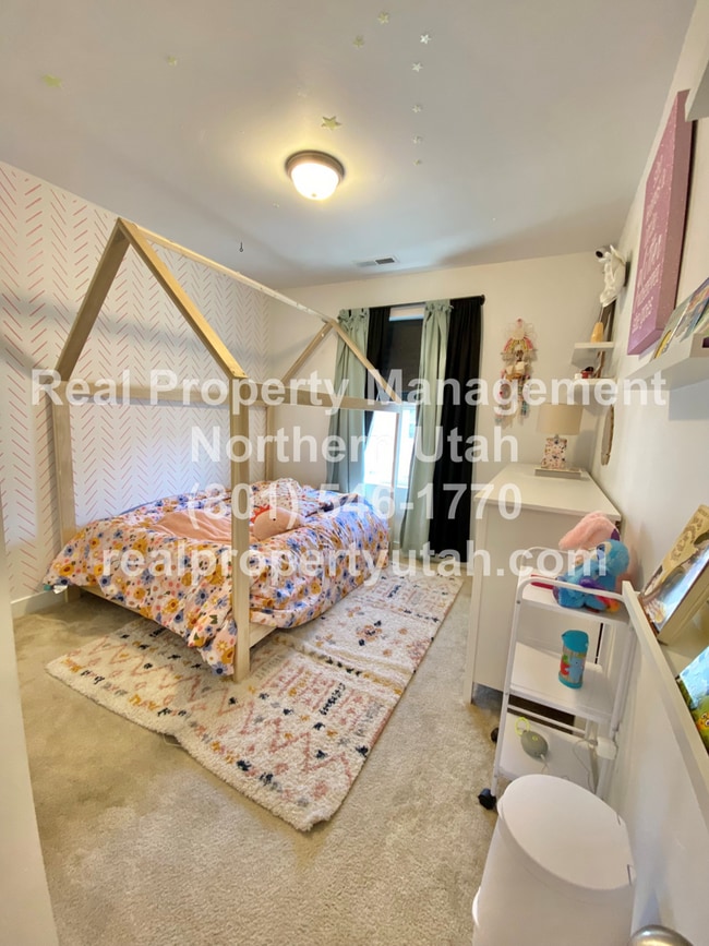 Building Photo - 3 Bed 3.5 Bath Layton Townhome Coming Soon!