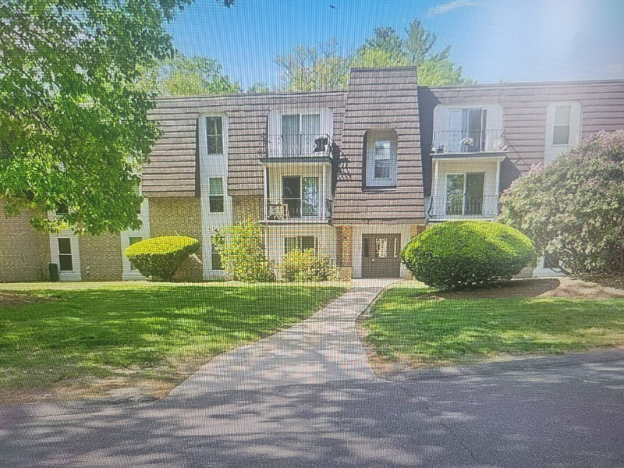 Building Photo - 3 Shadowbrook Ln