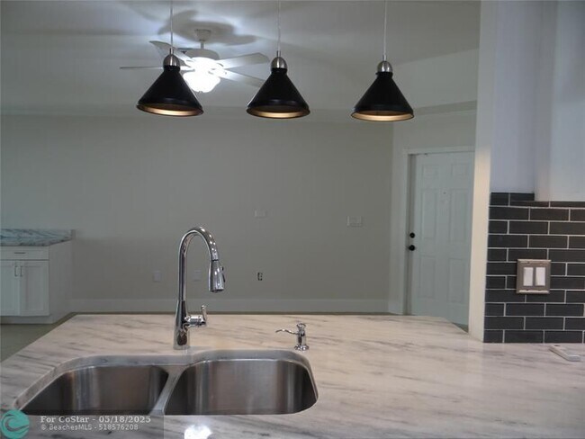 Building Photo - 4036 Eastridge Cir