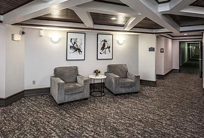 Building Photo - Meticulously Kept 3 bedroom, 2 bath condo in coveted Carriage Hills Condominium Association