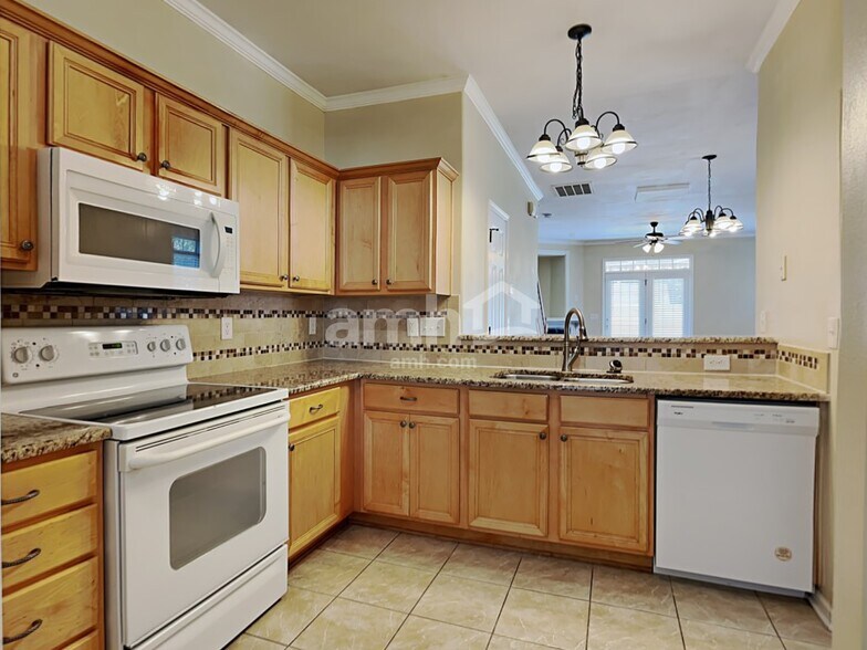 Building Photo - 152 Town Park Dr