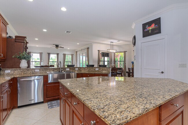 Building Photo - 10703 Versailles Blvd