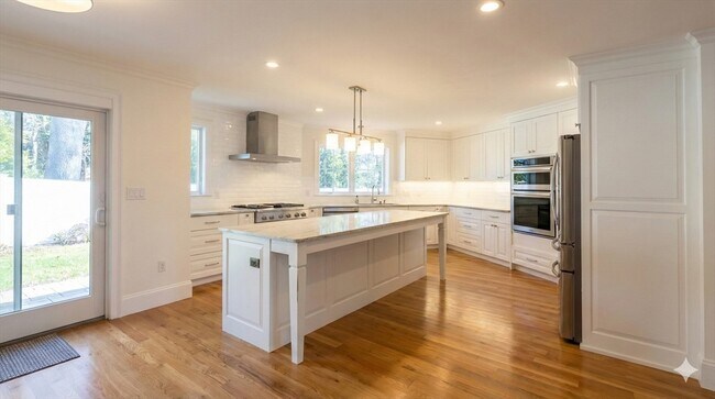 Building Photo - 150 Country Club Rd