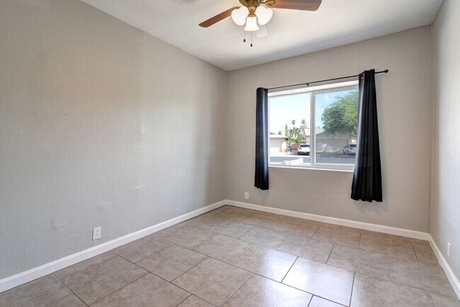 Building Photo - 5 Bed/3 Bath With Pool Backing the 60