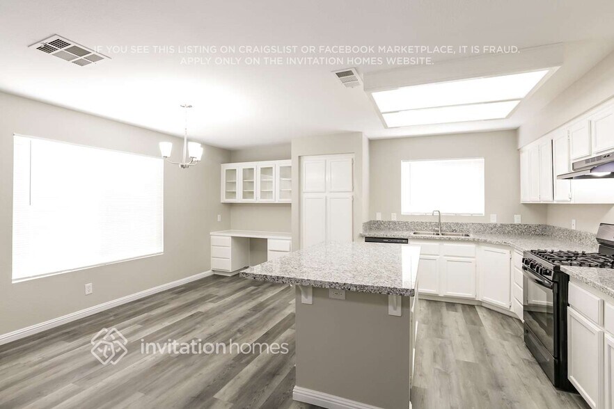 Building Photo - 1400 Desert Hills Dr