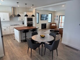 Building Photo - 18 Pine Dr