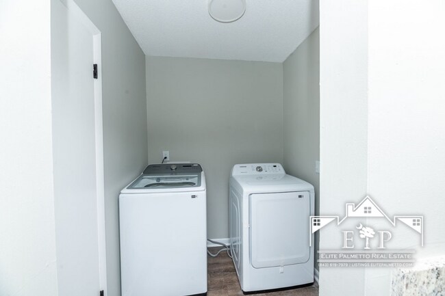 Building Photo - Charming and Spacious Home