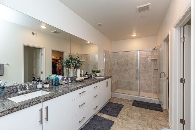 Building Photo - LIGHT & BRIGHT 2 BEDROOM W/GARAGE & LAUNDR...
