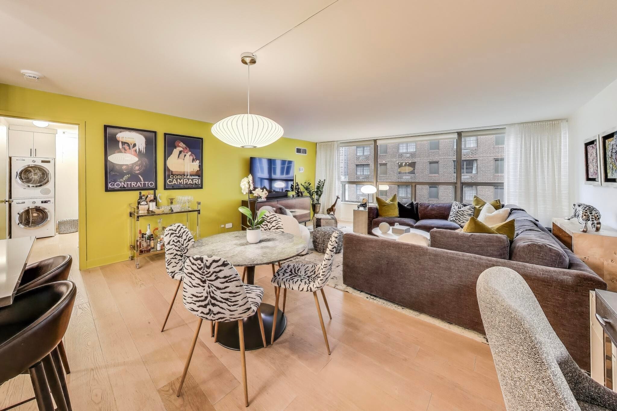 Building Photo - 110 E Delaware Pl