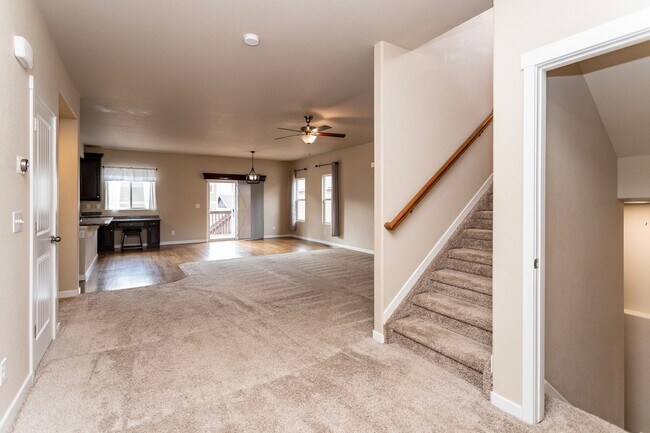 Building Photo - Beautiful Home with Stunning Views!