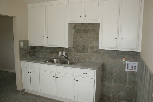 Building Photo - 525 Goodman St