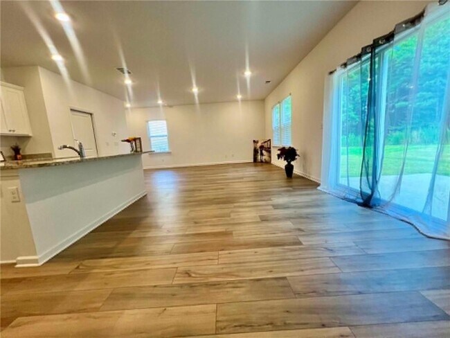 Building Photo - 683 Evergreen Rd