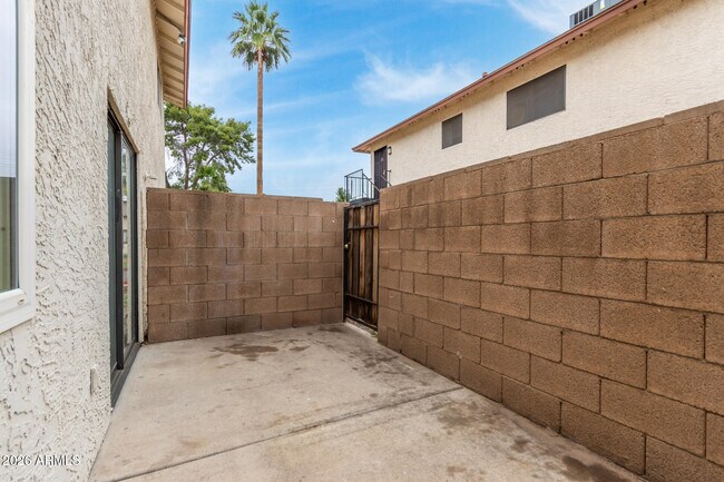 Building Photo - 860 E Brown Rd