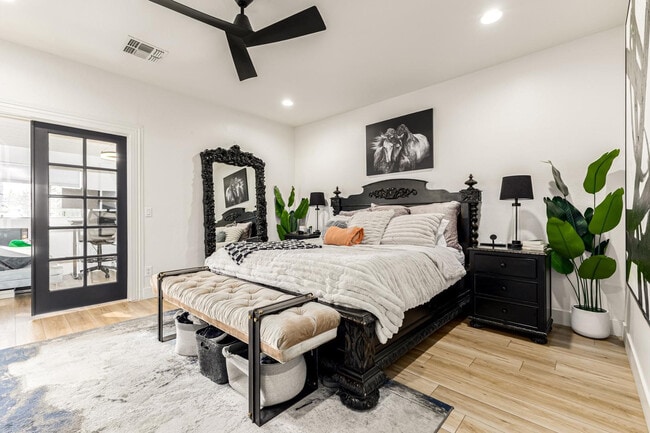 Building Photo - 2707 W Lamar Rd