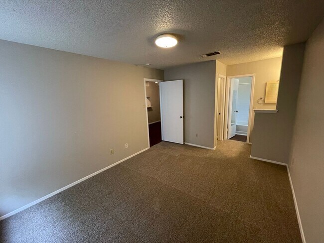 Building Photo - 513 Sierra Cove