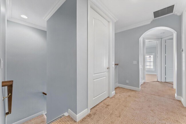 Building Photo - 604 NE Francesca Ln