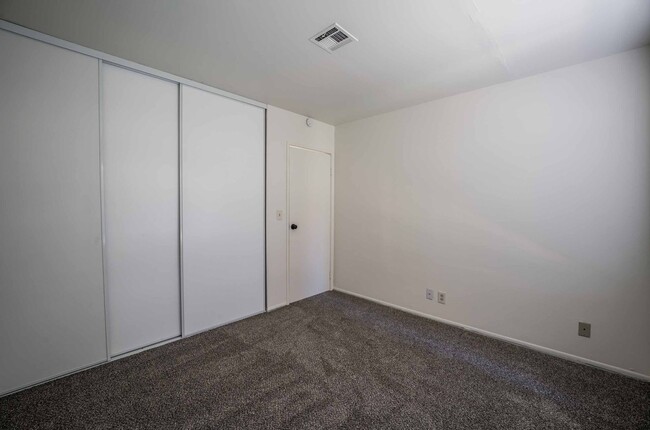 Building Photo - Charming 2-Bedroom Unit in a Tranquil Neig...