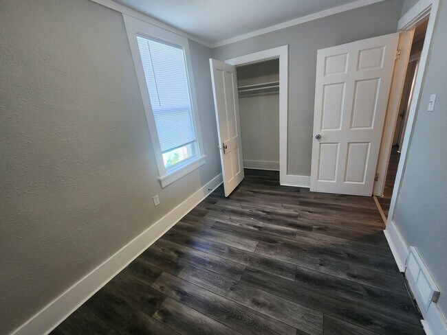 Building Photo - 307 E 22nd St