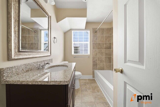 Building Photo - 4 BEDROOM 2 BATH RENOVATED HOME IN NORFOLK, PETS ACCEPTED