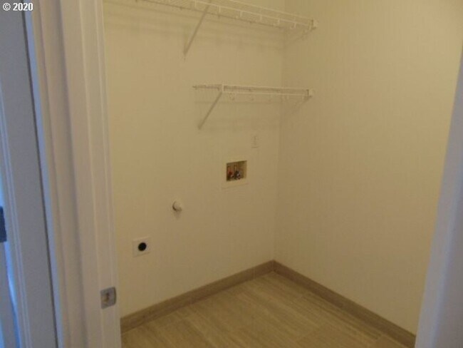 Building Photo - Beautiful 4 Bedroom Home with 2.5 Baths lo...
