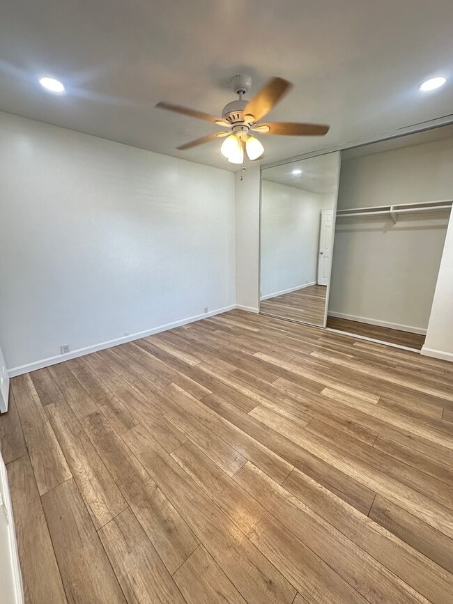 Building Photo - Spacious 3BR/2.5BA updated 2-story townhou...