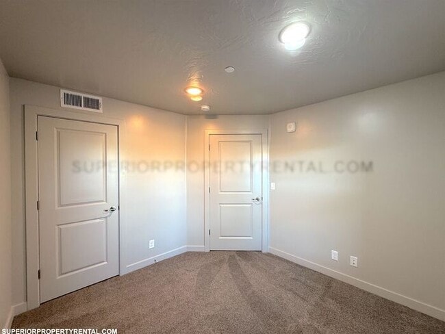 Building Photo - 2 bed, 1 bath Condo