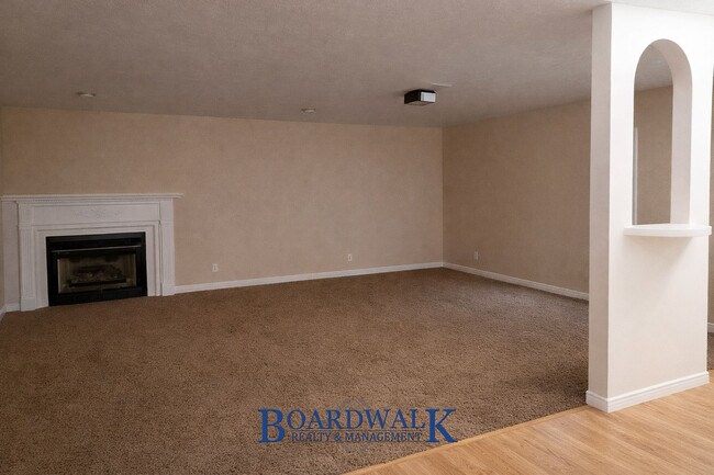 Building Photo - Beautiful 6 Bedroom Home in Sandy!