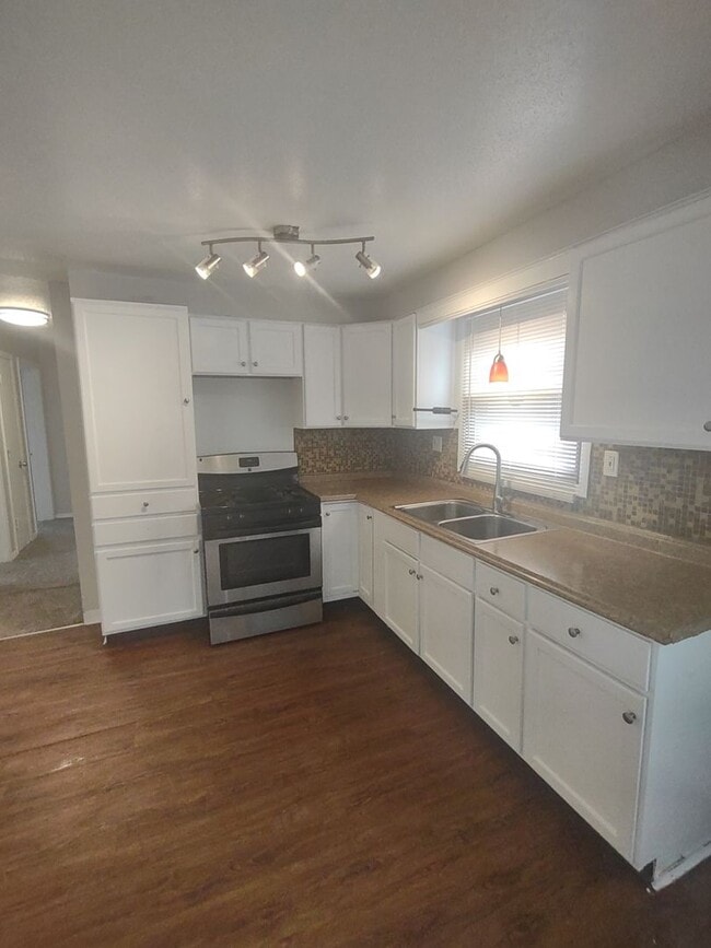 Building Photo - Spacious 4 Bedroom Single Family Home - No...